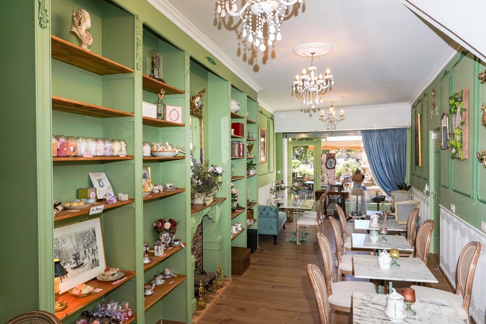 Le salon de thé aux murs verts