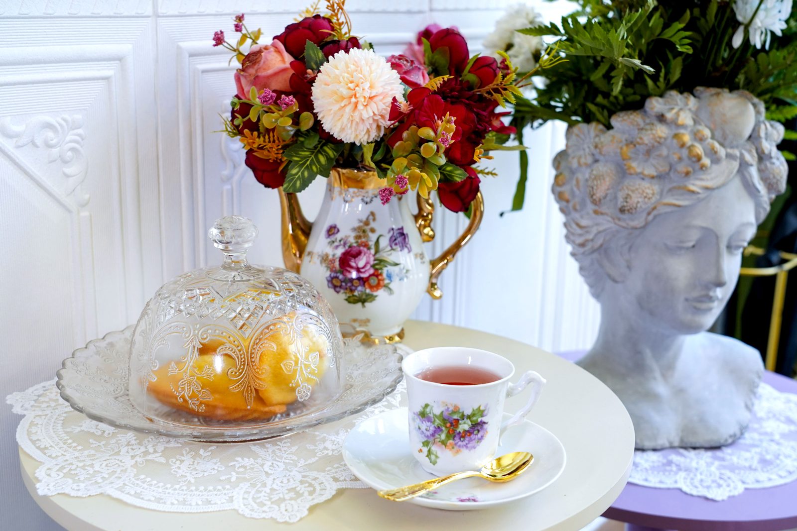 Pâtisserie et bouquet sur une table