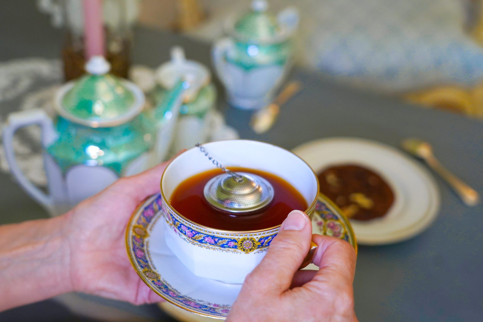 Tasse de thé tenue délicatement