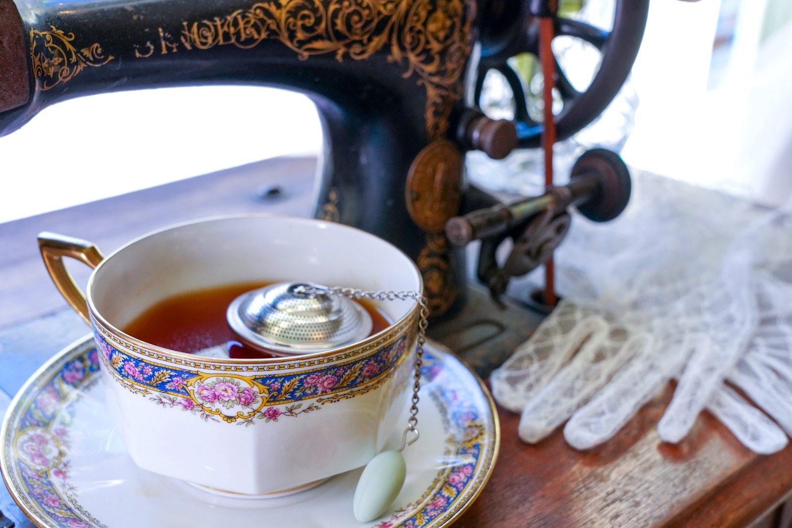 Service à thé Regency avec présentoir et gants